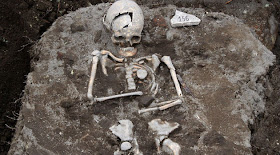 Resultado de imagem para Esqueletos humanos gigantes são encontrados em um túmulo milenar ao norte do Cáucaso