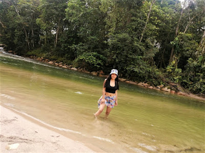 Hermosa turista disfrutando en la playa de arena y aguas cristalinas del Balneario El Pangui.