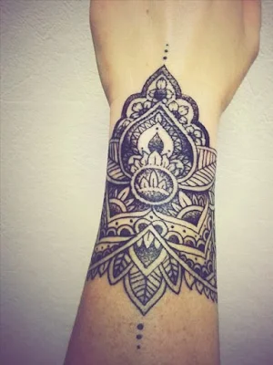 Vemos un tatuaje de mandala en una chica, el tatuaje es delicado y un tatuaje femenino