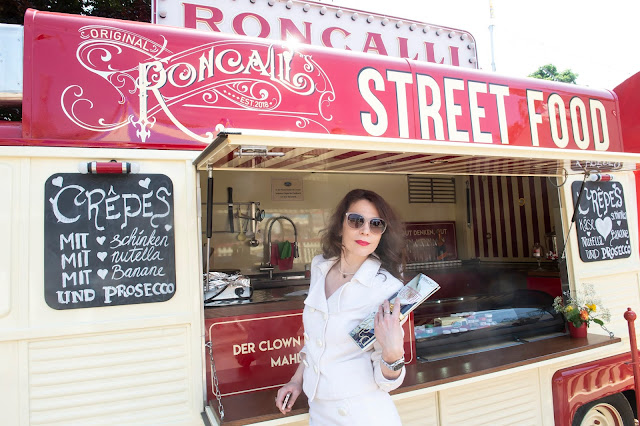 Frau an Streetfood Stand im Circus Roncalli