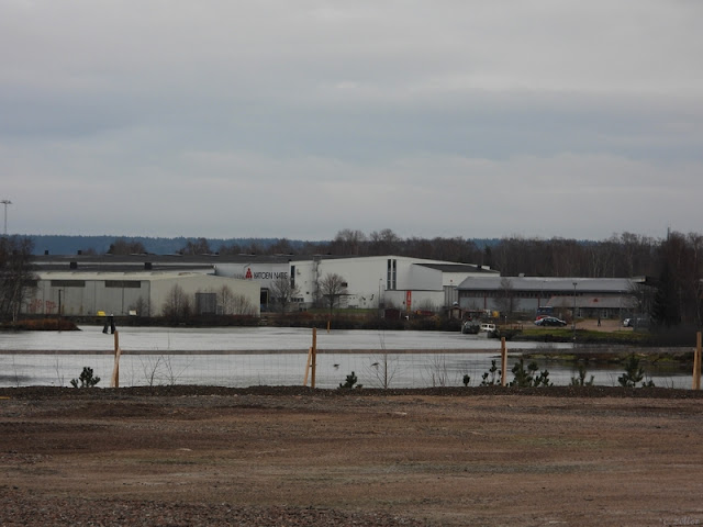 Industrigranne på andra sidan älven.