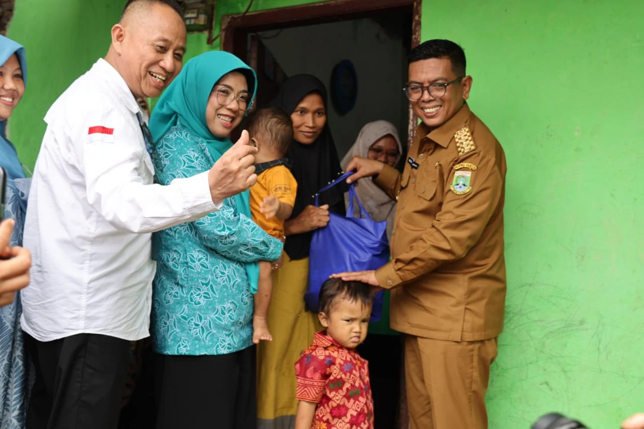 KB Dianggap Keren Gubernur Andra Soni Ajak Masyarakat Berperan KB Dianggap Keren Gubernur Andra Soni Ajak Masyarakat Berperan