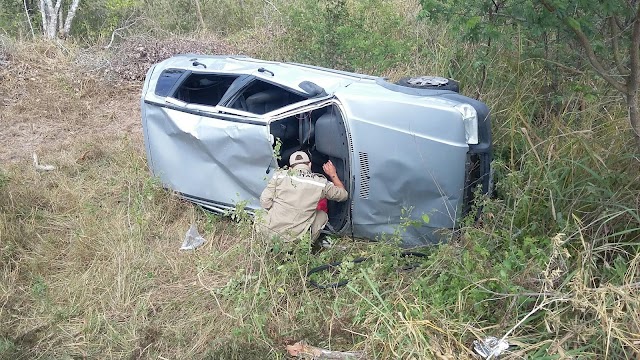 CAPOTAMENTO DEIXA DUAS PESSOAS FERIDAS NA PE-218. AS VÍTIMAS SÃO DE BOM CONSELHO