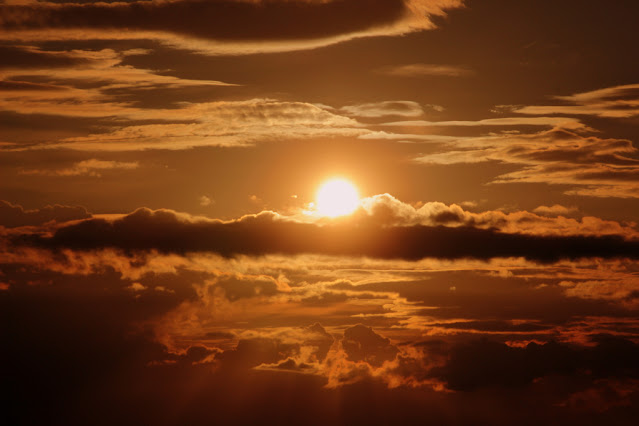 The free high-resolution photo of horizon, cloud, sky, sun, sunrise, sunset, sunlight, morning, dawn, atmosphere, dusk, evening, cumulus, cloudscape, clouds, mood, abendstimmung, sunbeam, afterglow, evening sky, setting sun, dark clouds, red sky at morning , taken with an Canon EOS 650D 02/02 2017 The picture taken with 130.0mm, f/18.0s, 1/2000s, ISO 100