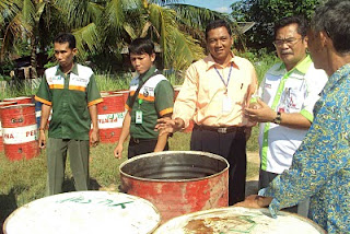 PEMBERIAN BANTUAN BAHAN-BAHAN PEMBUATAN KUMBUNG JAMUR