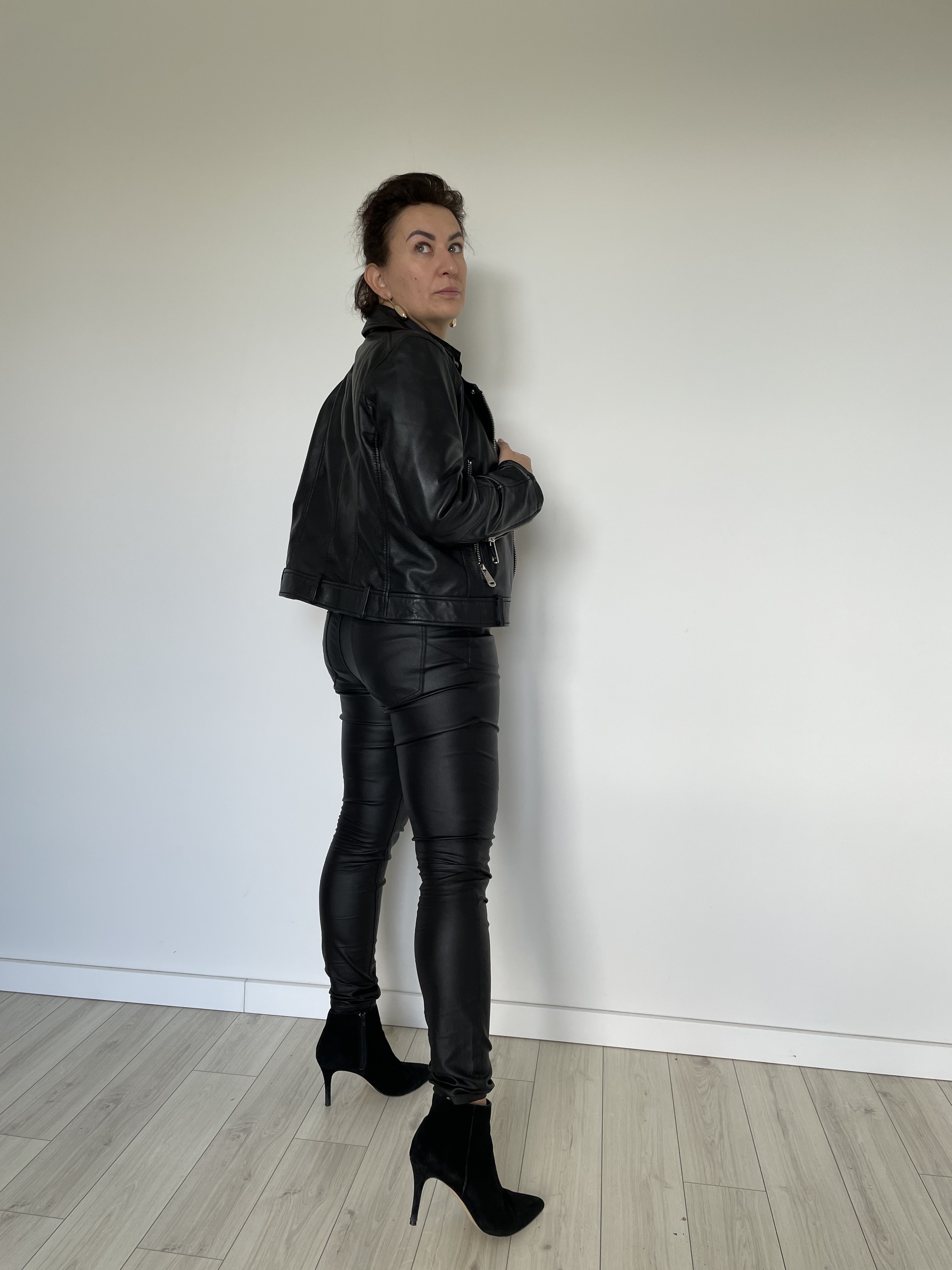 leather look;black leather biker jacket;blogerka świdnica;zamszowe botki;ramoneska;kobieta po trzydziestce;kobieta po czterdziestce;40 plus;30 plus;skórzane spodnie;,