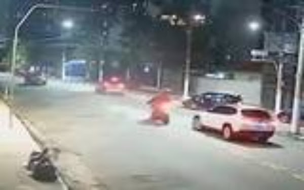 Mujer atropella a ladrones que intentaban robarle su lujosa camioneta