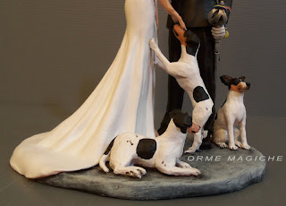 matrimonio con tre cani cake topper con cuccioli statuine sposi con amici animali domestici orme magiche