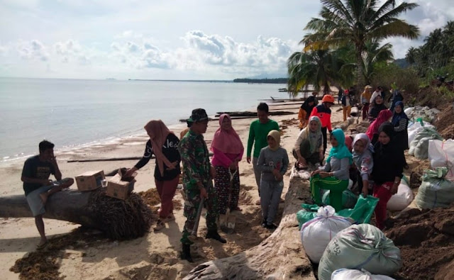 Babinsa Dedi Sumaedi Gotongroyong bersama Masyarakat Desa Pengadah