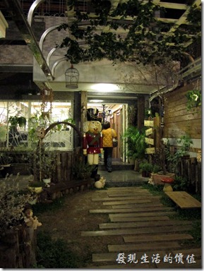 D.D.HOUSE餐廳的前面入口處有個義大利士兵站崗。其實它的前面還有個小花園，在這個寸土吋今的地方，還願意保留這樣的空間，不知道是不是自己的房子。