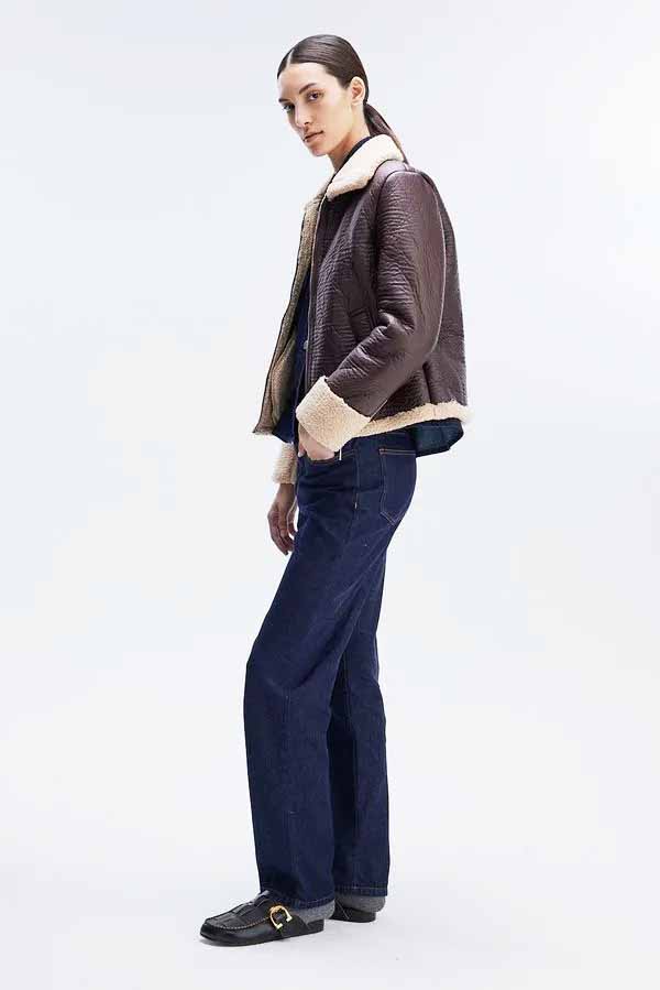 Outfit otoño invierno 2024 moda mujer campera y pantalon de jean Portsaid