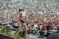 Luiza Sonza canta para uma multidão  no  lollapalooza 2024..