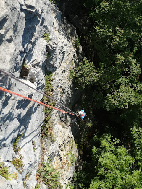 Escalade à la falaise de Balme voie "Punk Is Not Dead"