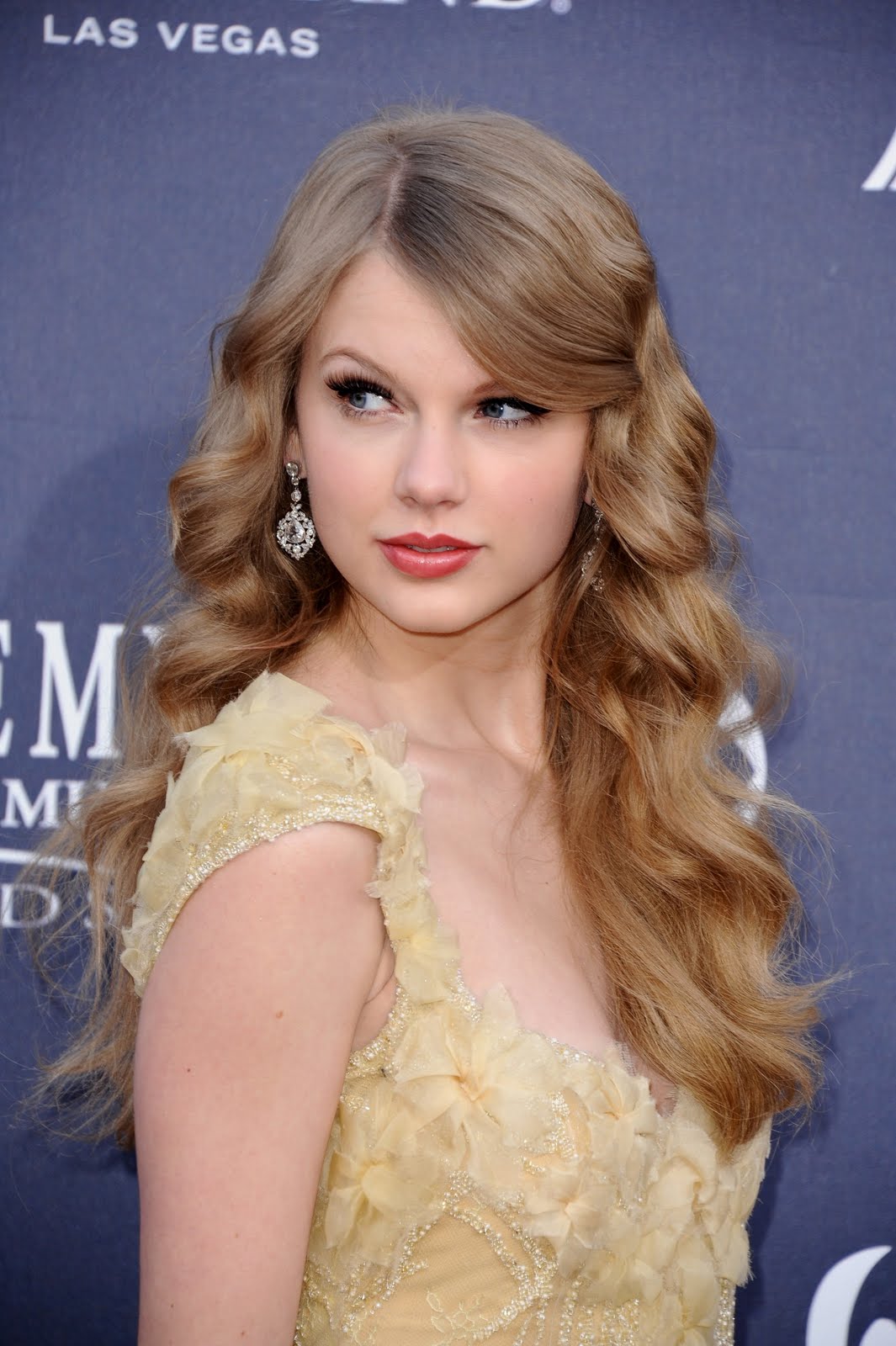 Taylor Swift Hairstyle Hair Fashion 2012