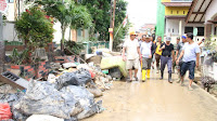 Telusuri Tanggul Bekasi, Rahmat Effendi Pantau Wilayah Terdampak Banjir