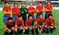 Selección de ESPAÑA - Temporada 1978-79 - Villar, Marcelino, Miguel Ángel, Cundi, Olmo, Migueli; Juanito, Del Bosque, Santillana, Asensi y Uría - YUGOSLAVIA 1 (Halilhodzic), ESPAÑA 2 (Juanito y Santillana) - 04/10/1978 - Eurocopa de Italia 1980, clasificación - Zagreb, Yugoslavia, estadio Maksimir - Alineación: Miguel Ángel; Marcelino, Olmo, Migueli, Cundi; Villar, Del Bosque, Asensi, Uría; Juanito (Tente Sánchez. 85') y Santillana (Rubén Cano, 88')