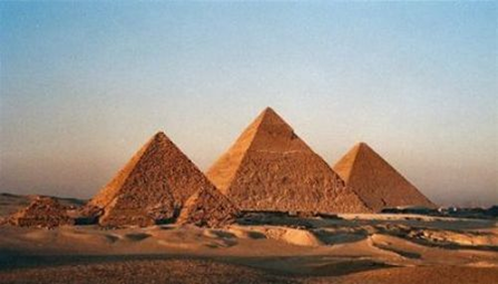 Pirámides de Giza como han permanecido actualmente. Originalmente estarían cubiertas de yeso blanco y coronadas con una punta dorada, lo que las haría brillar como una estrella en el desierto.