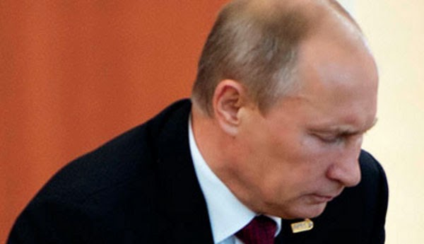 Ο Πούτιν «μελετά» τον ρωσικό χάρτη