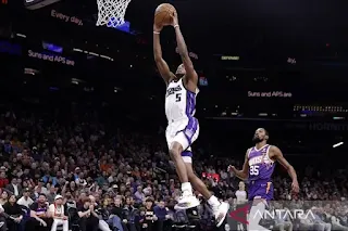 De'Aaron Fox to San Antonio Spurs in three-team deal