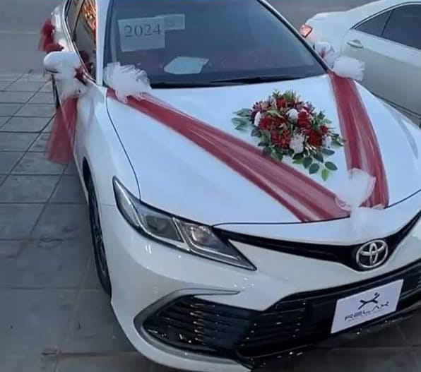 سعودية تفاجئ زوجها بسيارة هدية بمناسبة زواجه عليها