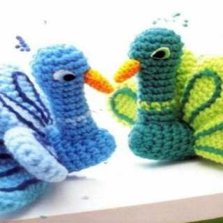 http://patronesgratisacrochet.blogspot.com.es/2018/03/amigurumi-pavo-real-crochet-patron.html
