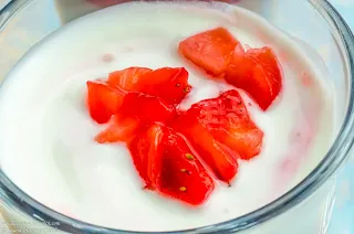 Postre de mousse de fresa en vasito