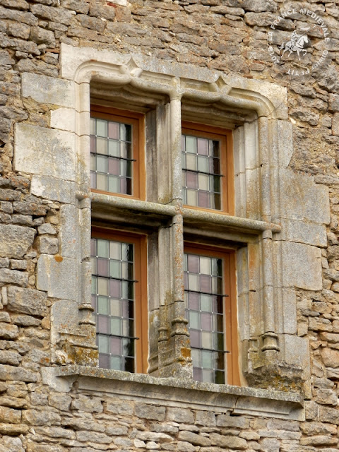 CHATEAUNEUF-EN-AUXOIS (21) - Château-fort