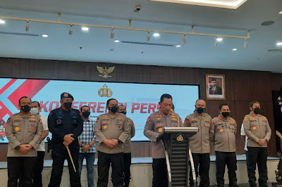 Kapolri Jenderal Pol Listyo Sigit Prabowo memberikan keterangan pers