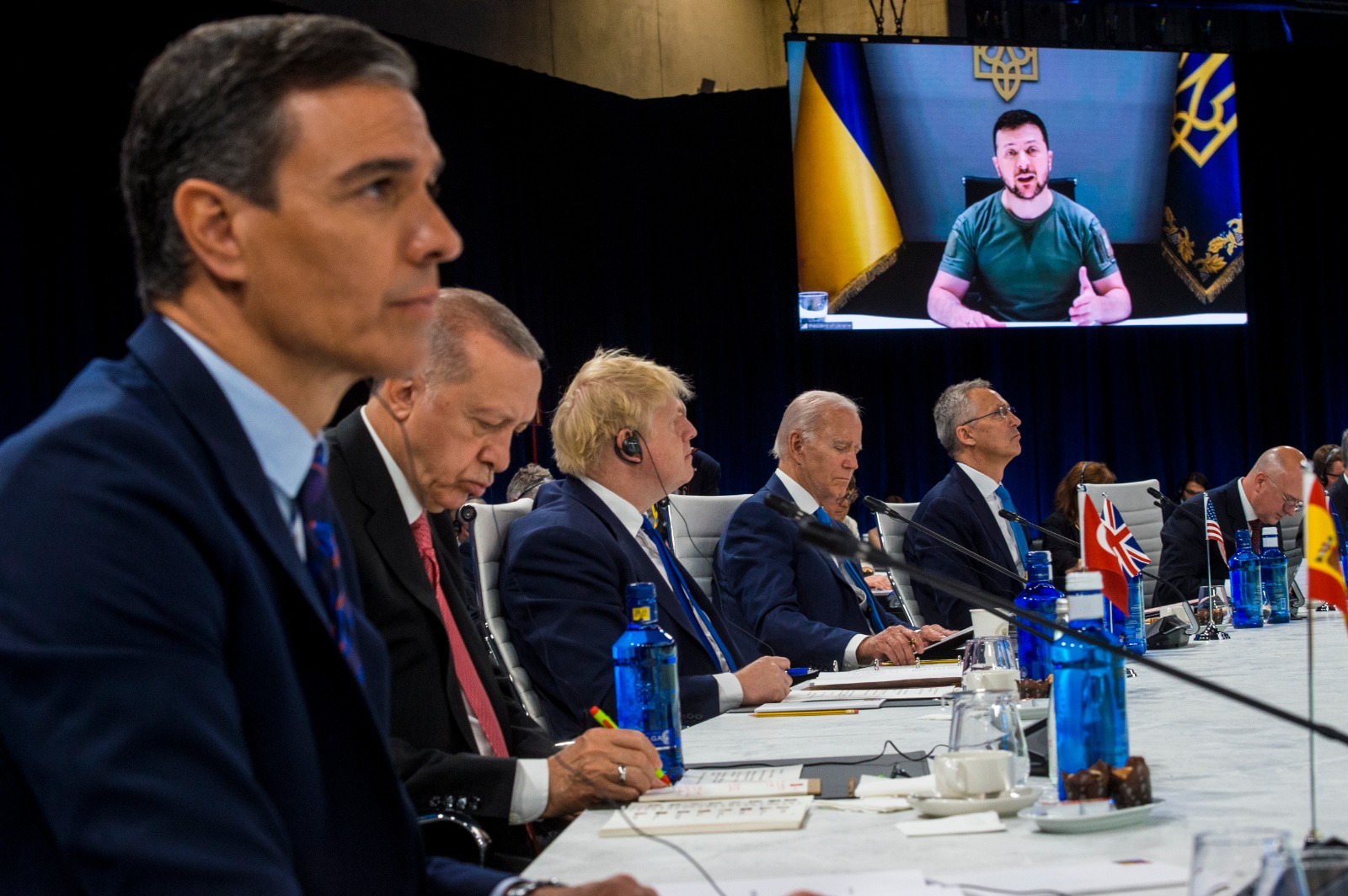 NATOサミット2022の会議で首脳が円形の机に着いている