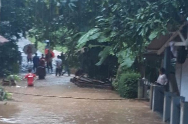   Sungai Pasirarang Meluap, Banjir Rendam Kolam Ikan Warga Sukabumi