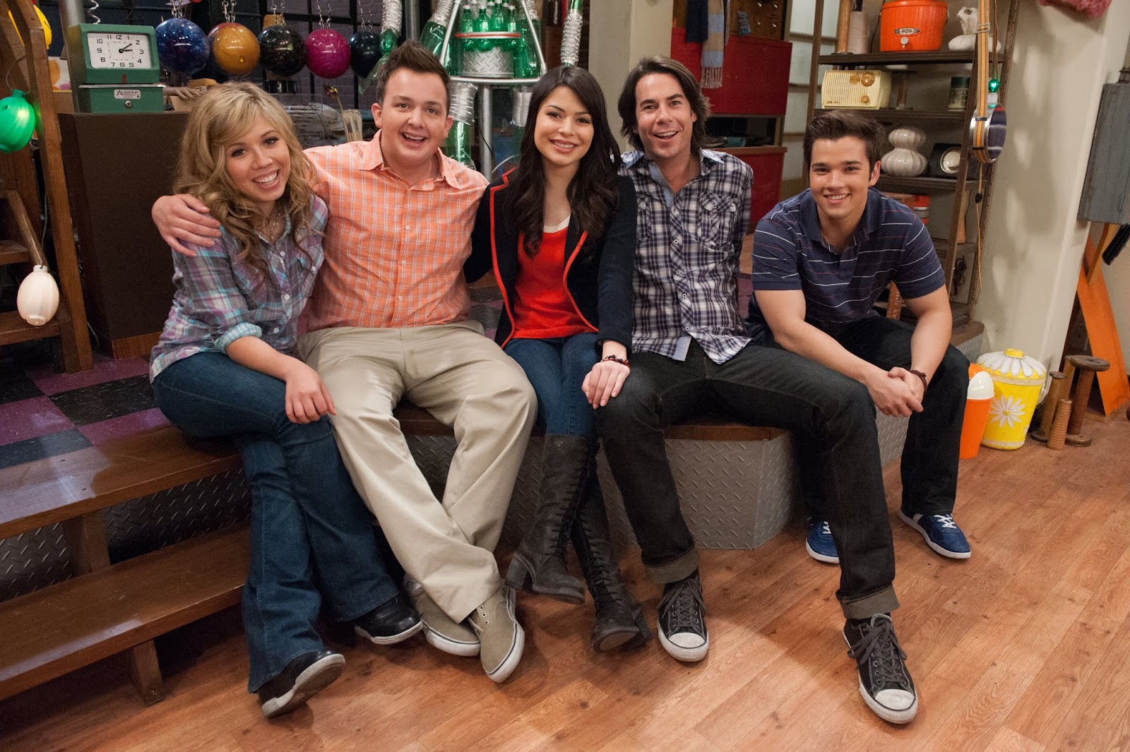 NickALive!: Netflix to Add 'iCarly' Seasons 3-5 on March 31