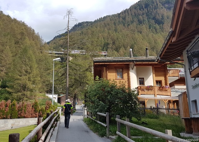 Walking up from Winkelmatten to the start of the AHV Weg trail. A Gornergratbahn cog-wheel train was seen passing above us.