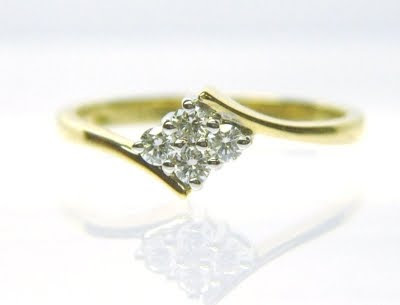 18ct gold crossover ring set with 3 brilitant cut diamonds