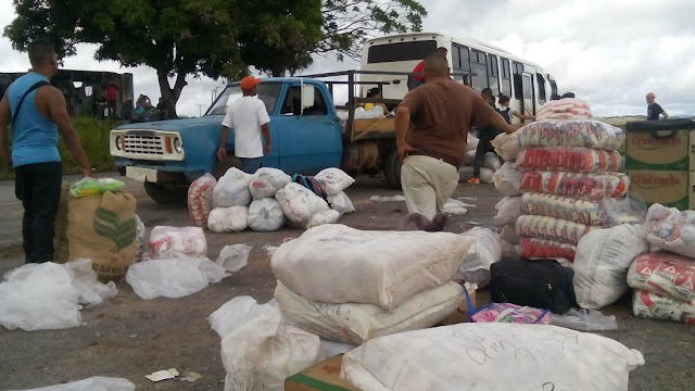 Venezolanos también cruzan la frontera con Brasil en busca de comida más barata.