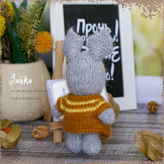 вязаная спицами игрушка маленький серый заяц в жилетке knitted toy small gray hare in a vest