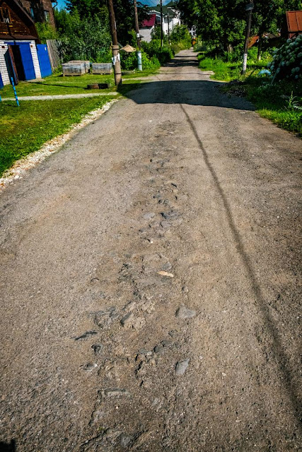 Булыжная мостовая выступает из-под асфальта