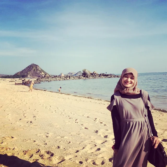indahnya pantai kuta di lombok