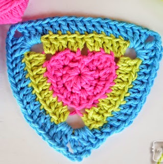 http://translate.google.es/translate?hl=es&sl=en&tl=es&u=http%3A%2F%2Fmymerrymessylife.com%2F2014%2F01%2Fcrochet-heart-triangle-pattern-crochet-a-long-free-pattern-3.html