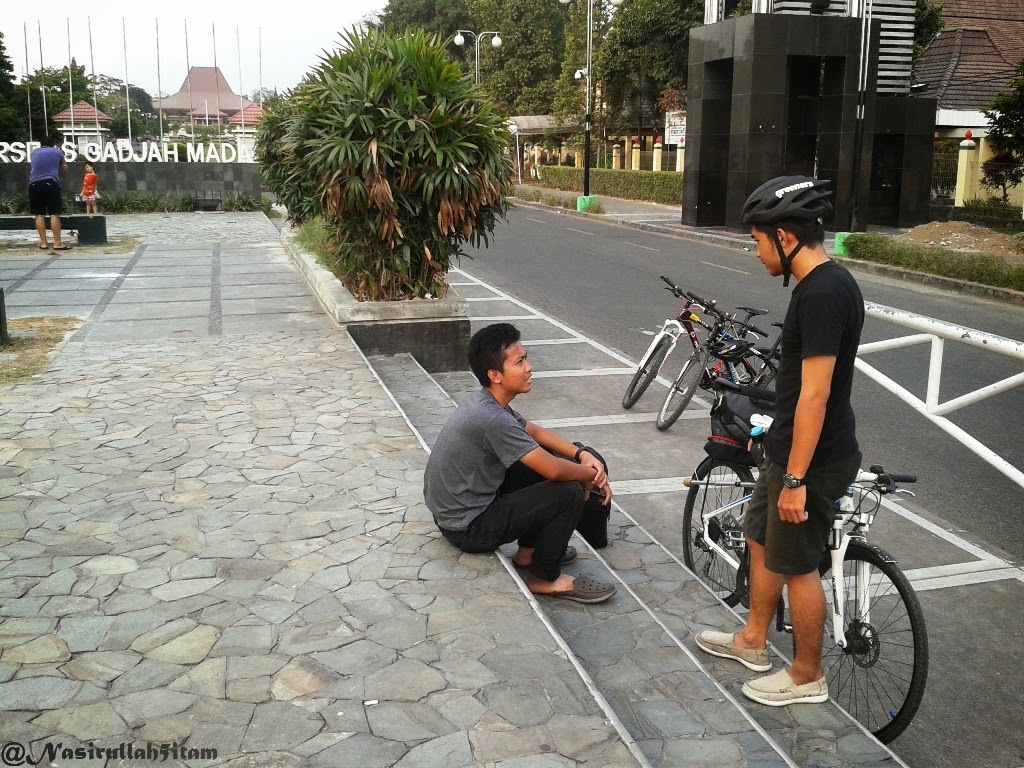 Peserta reboan yang datang awal di bunderan UGM