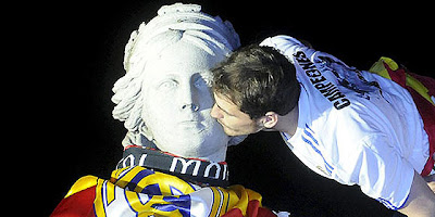 Iker Casillas kisses Cibeles