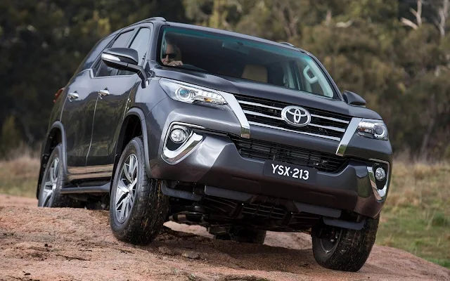 Nova Toyota Hilux SW4 2016