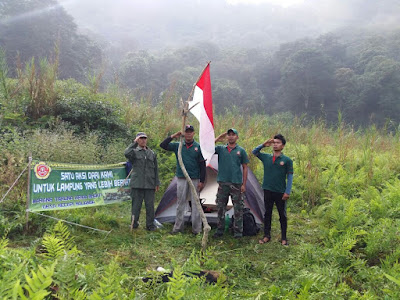 Sambut HUT RI Ke 72,Bendera Merah Putih Berkibar di Puncak Gunung Rajabasa