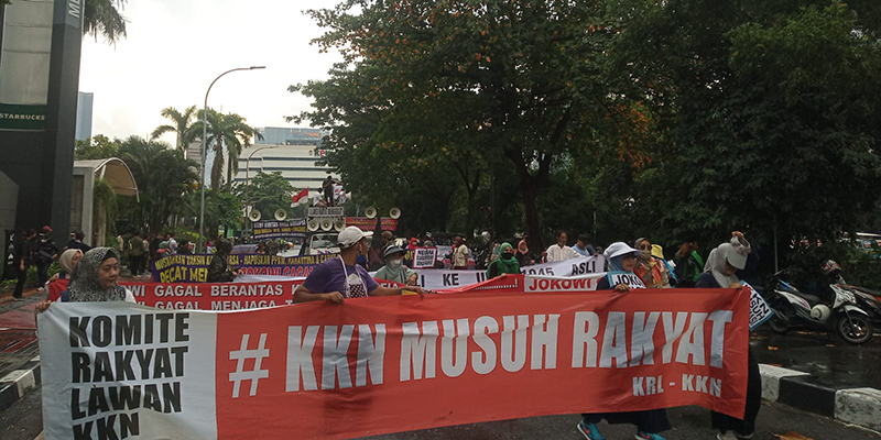 Ratusan Massa Demo di Depan Gedung Merah Putih: Tuntaskan Dugaan KKN Gibran dan Kaesang!