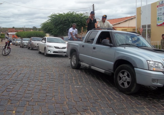 Carreata em homenagem aos sambadores mairienses Pedro e Joabe