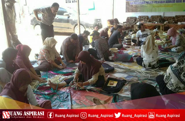 Disperindag Kabupaten Situbondo mengadakan Pelatihan Industri Kecil Anyaman Bambu di Kecamatan Sumbermalang