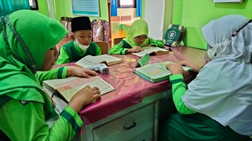  TADARUS AL-QURAN SALAH SATU PROGRAM UNGGULAN MI NUR RISKA LUBUKLINGGAU