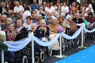 Fiesta nupcial con los ancianos de la residencia de la Fundación Miranda