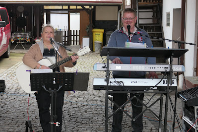 Andrea und Jörg Wendemuth alias Bobby und Co spielen das Vogeierlied, das Bobby und Siegmar Zenge komponiert und getextet haben. Foto: Michael Zeng
