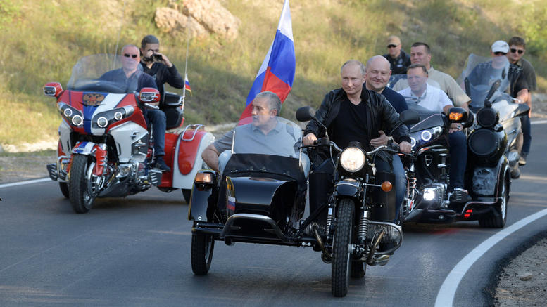 Easy rider στην Κριμαία ο Πούτιν με εθνικιστές μηχανόβιους [Εικόνες]