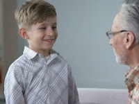 10 Manfaat Kakek-Nenek Dekat dengan Cucu (Serta Caranya)